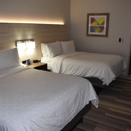 Holiday Inn Express Hotel & Suites Mcpherson By Ihg Extérieur photo