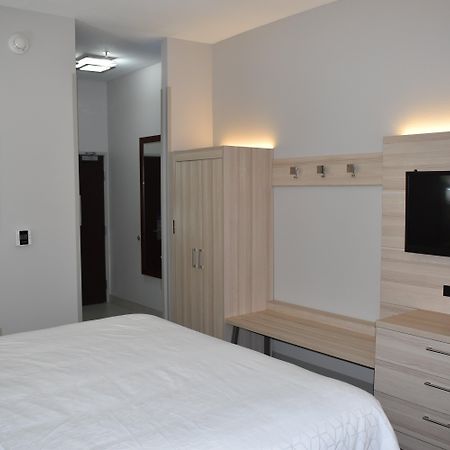 Holiday Inn Express Hotel & Suites Mcpherson By Ihg Extérieur photo