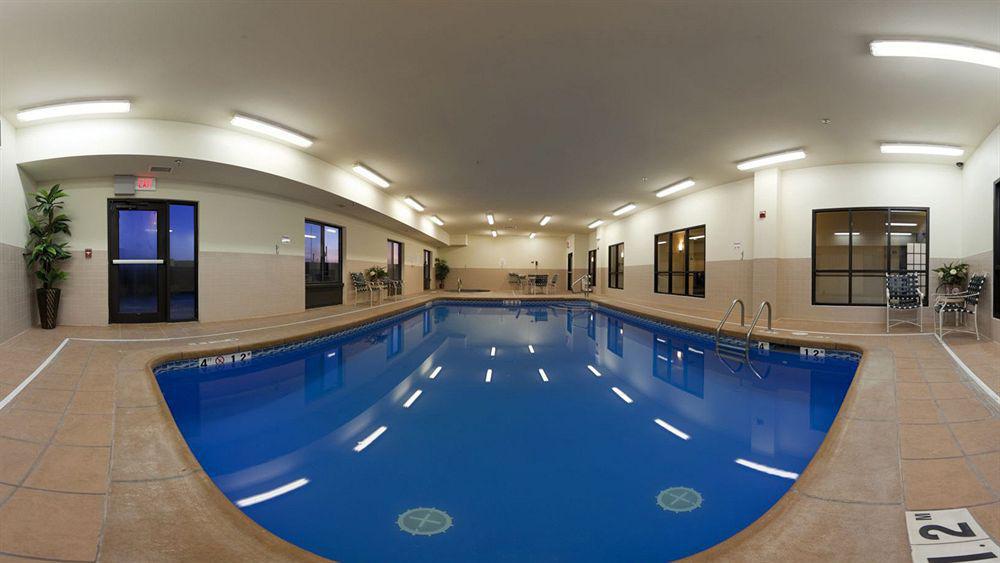Holiday Inn Express Hotel & Suites Mcpherson By Ihg Extérieur photo