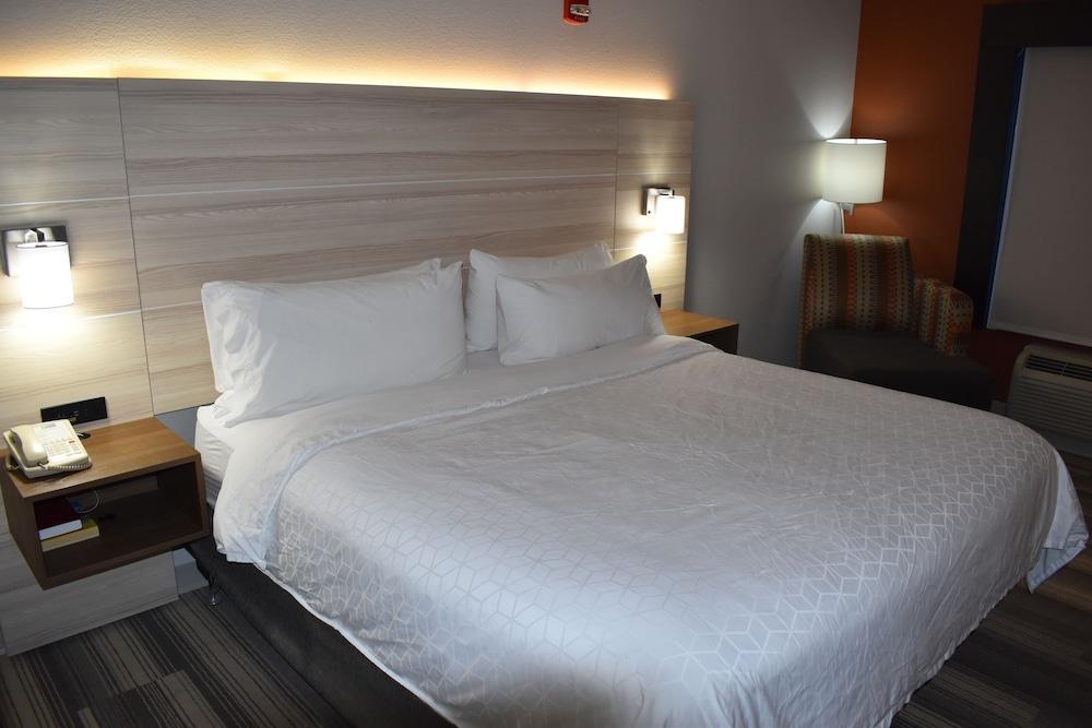 Holiday Inn Express Hotel & Suites Mcpherson By Ihg Extérieur photo