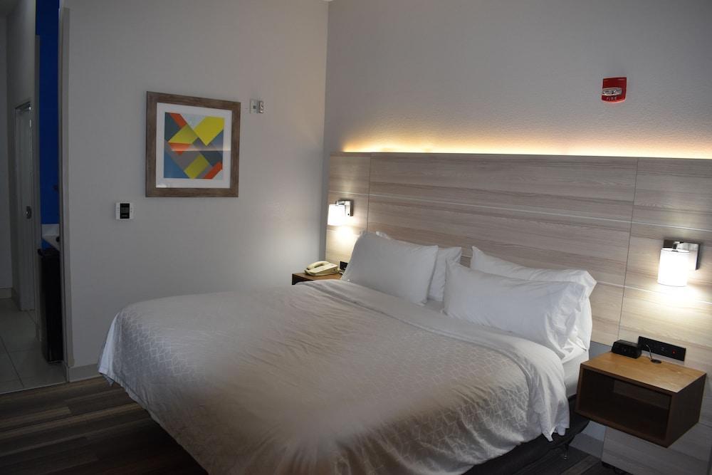 Holiday Inn Express Hotel & Suites Mcpherson By Ihg Extérieur photo