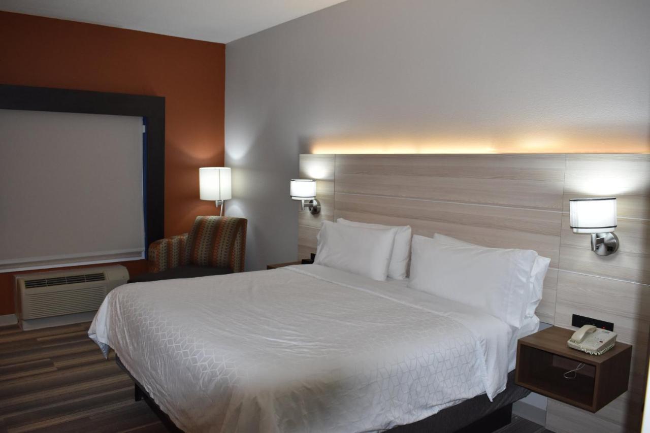 Holiday Inn Express Hotel & Suites Mcpherson By Ihg Extérieur photo