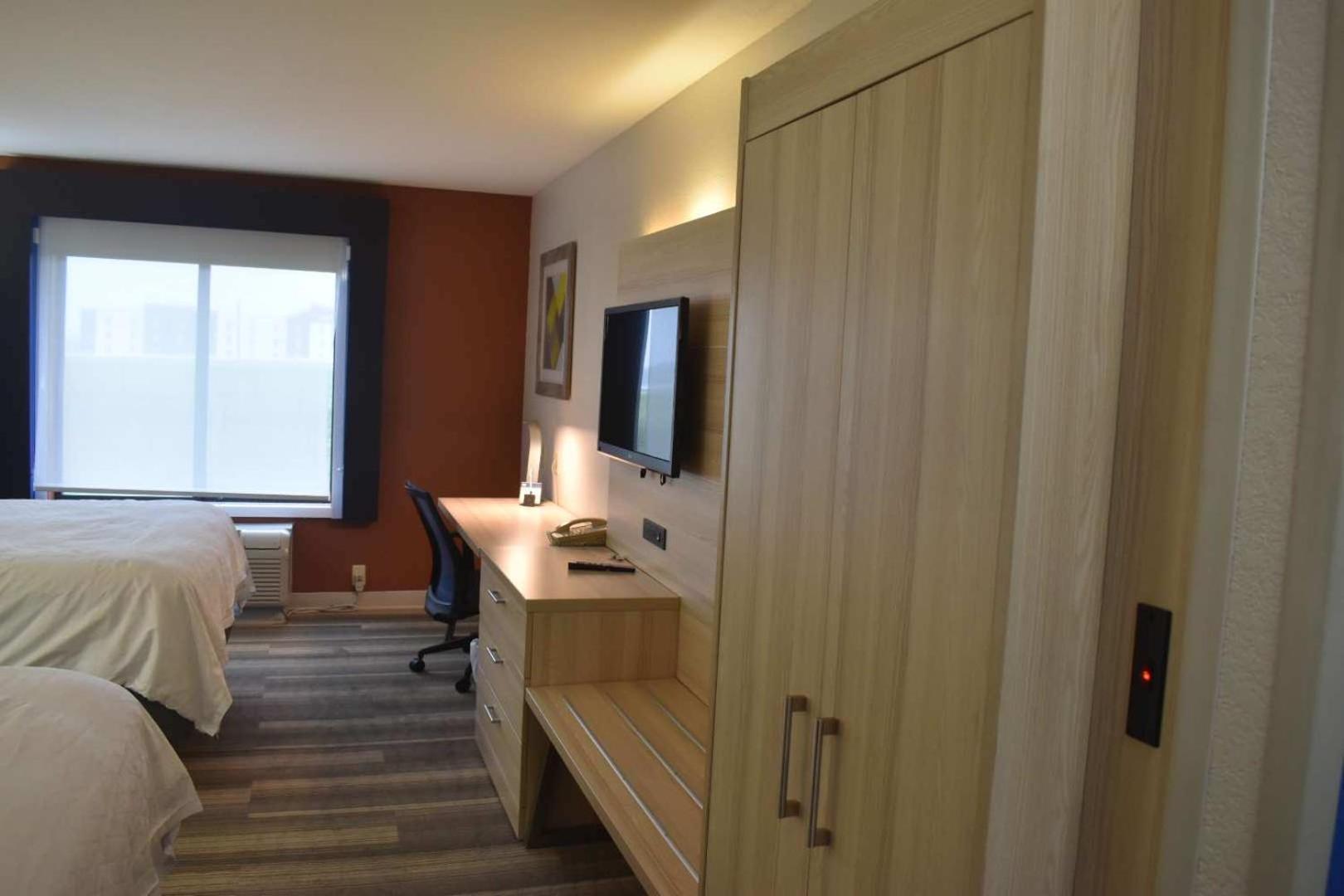 Holiday Inn Express Hotel & Suites Mcpherson By Ihg Extérieur photo