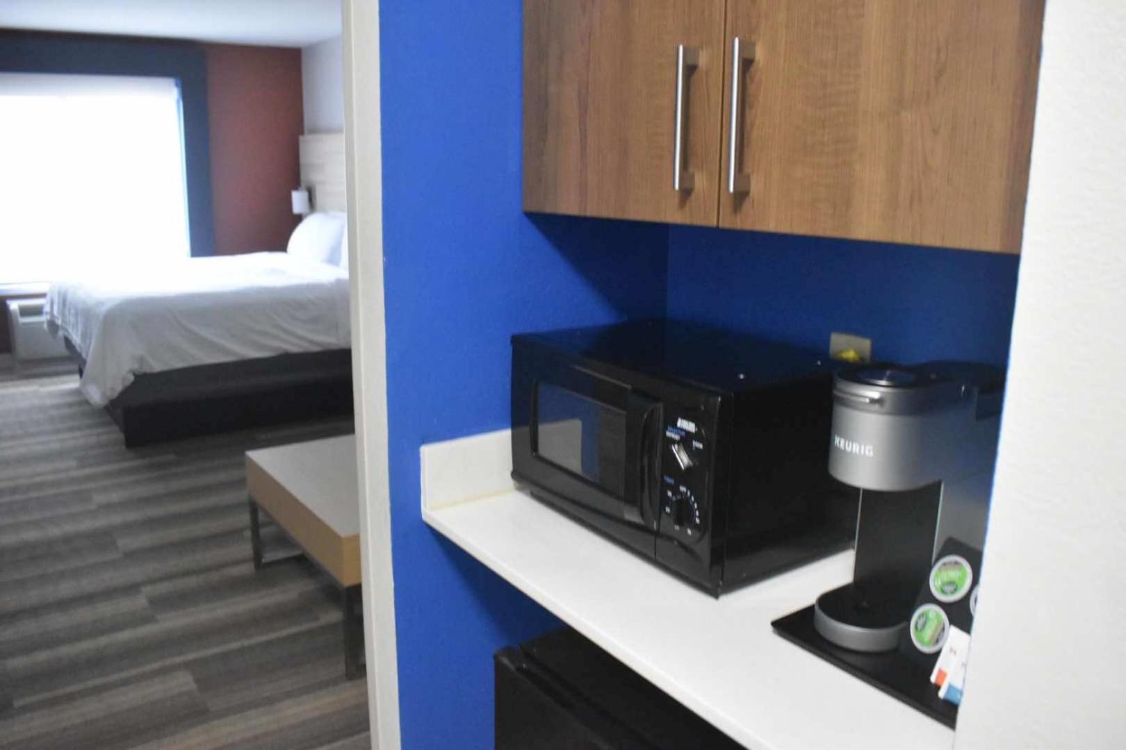 Holiday Inn Express Hotel & Suites Mcpherson By Ihg Extérieur photo