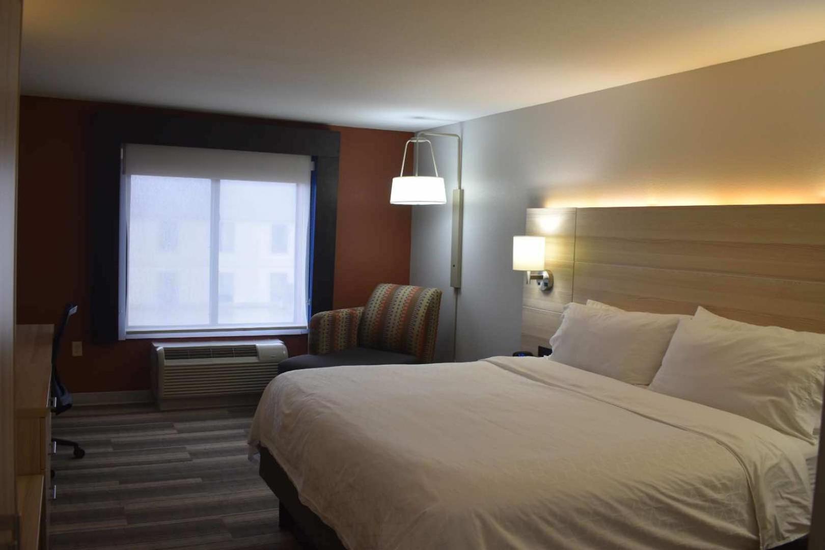Holiday Inn Express Hotel & Suites Mcpherson By Ihg Extérieur photo
