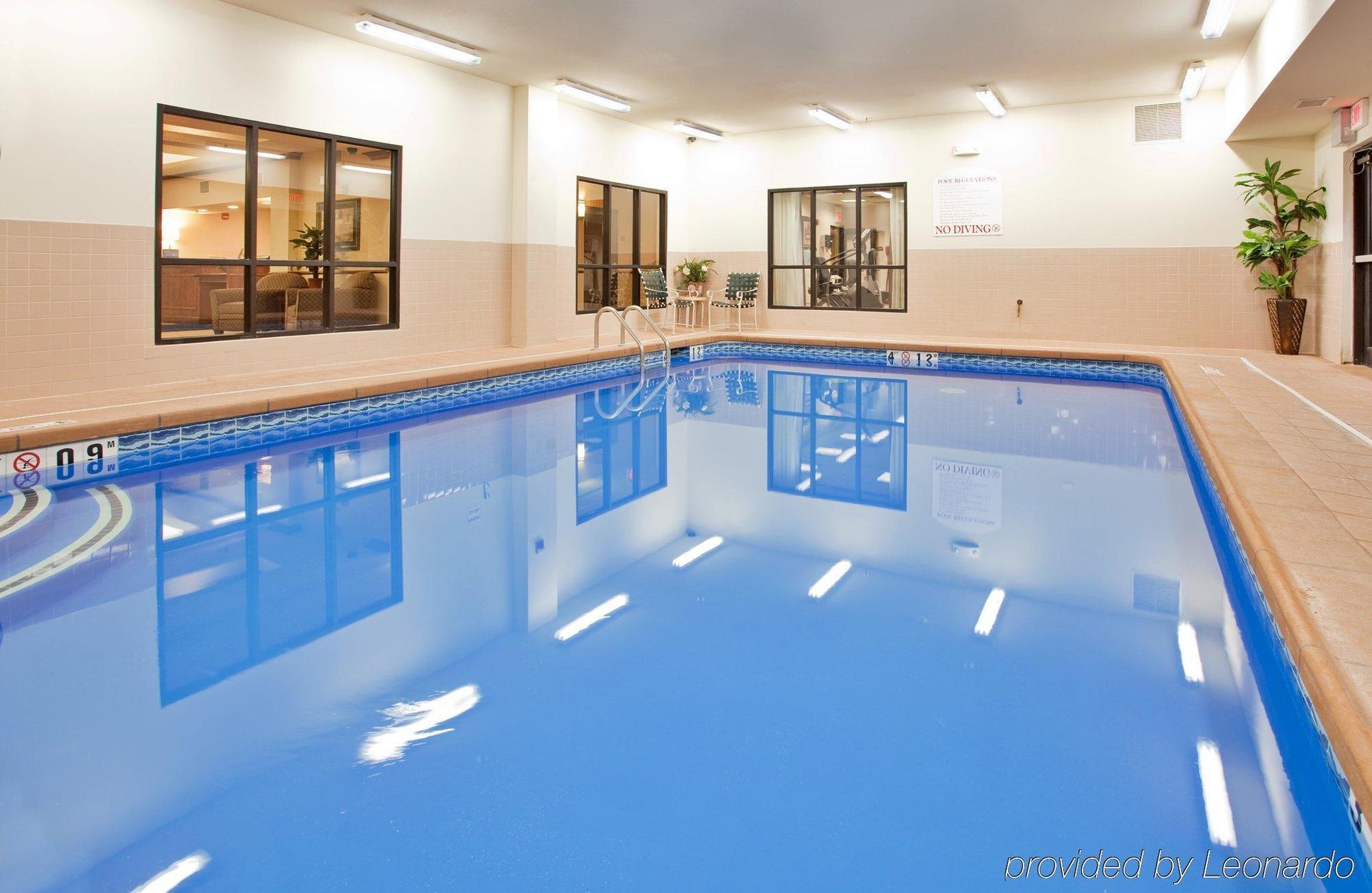 Holiday Inn Express Hotel & Suites Mcpherson By Ihg Extérieur photo