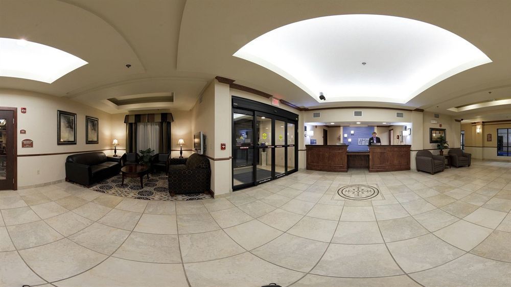 Holiday Inn Express Hotel & Suites Mcpherson By Ihg Extérieur photo