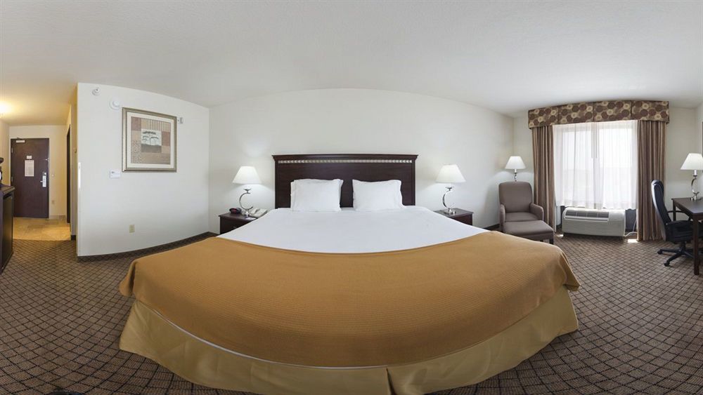 Holiday Inn Express Hotel & Suites Mcpherson By Ihg Extérieur photo