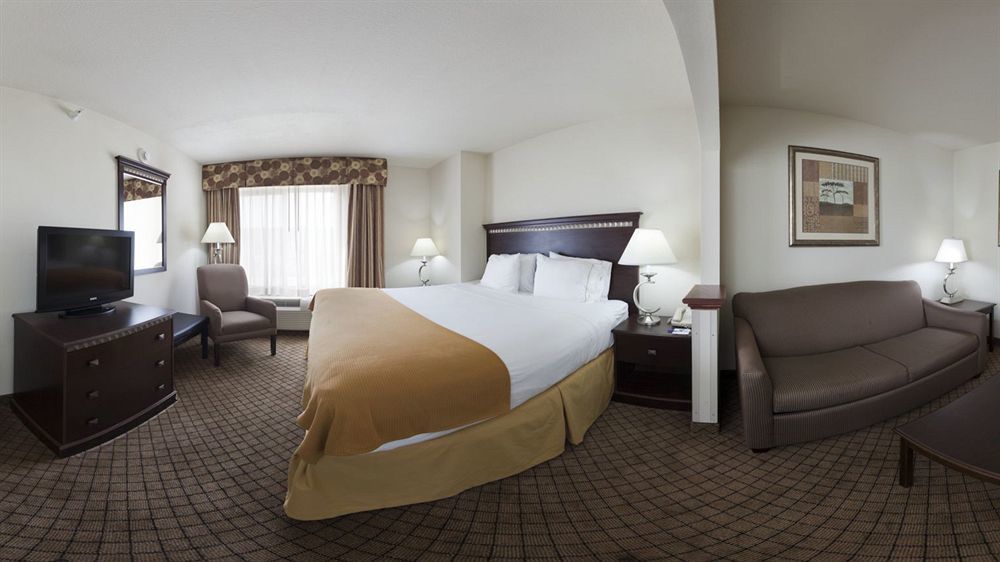 Holiday Inn Express Hotel & Suites Mcpherson By Ihg Extérieur photo