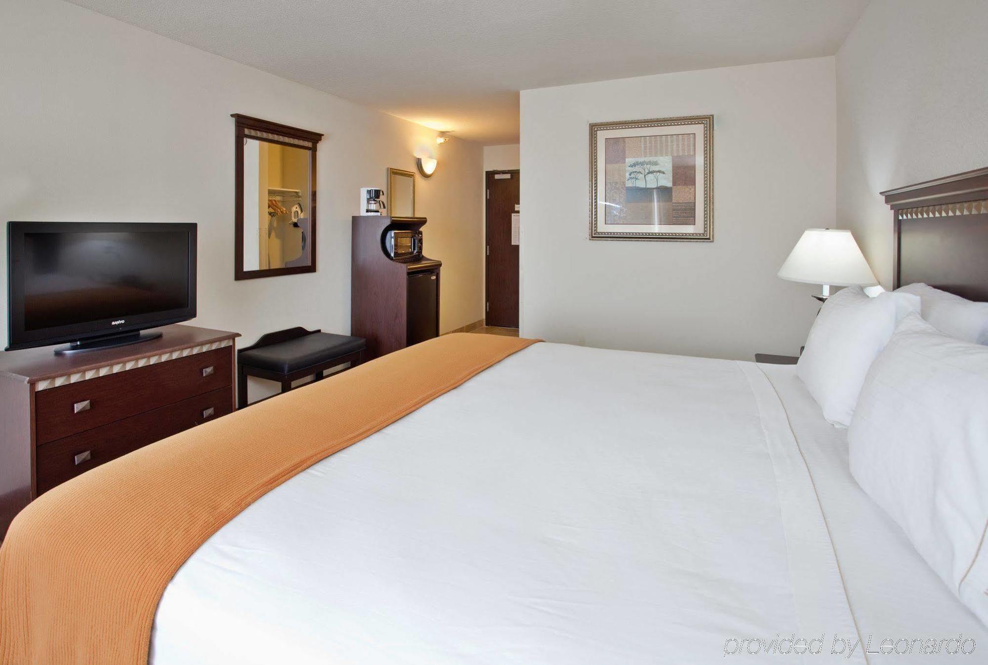 Holiday Inn Express Hotel & Suites Mcpherson By Ihg Extérieur photo