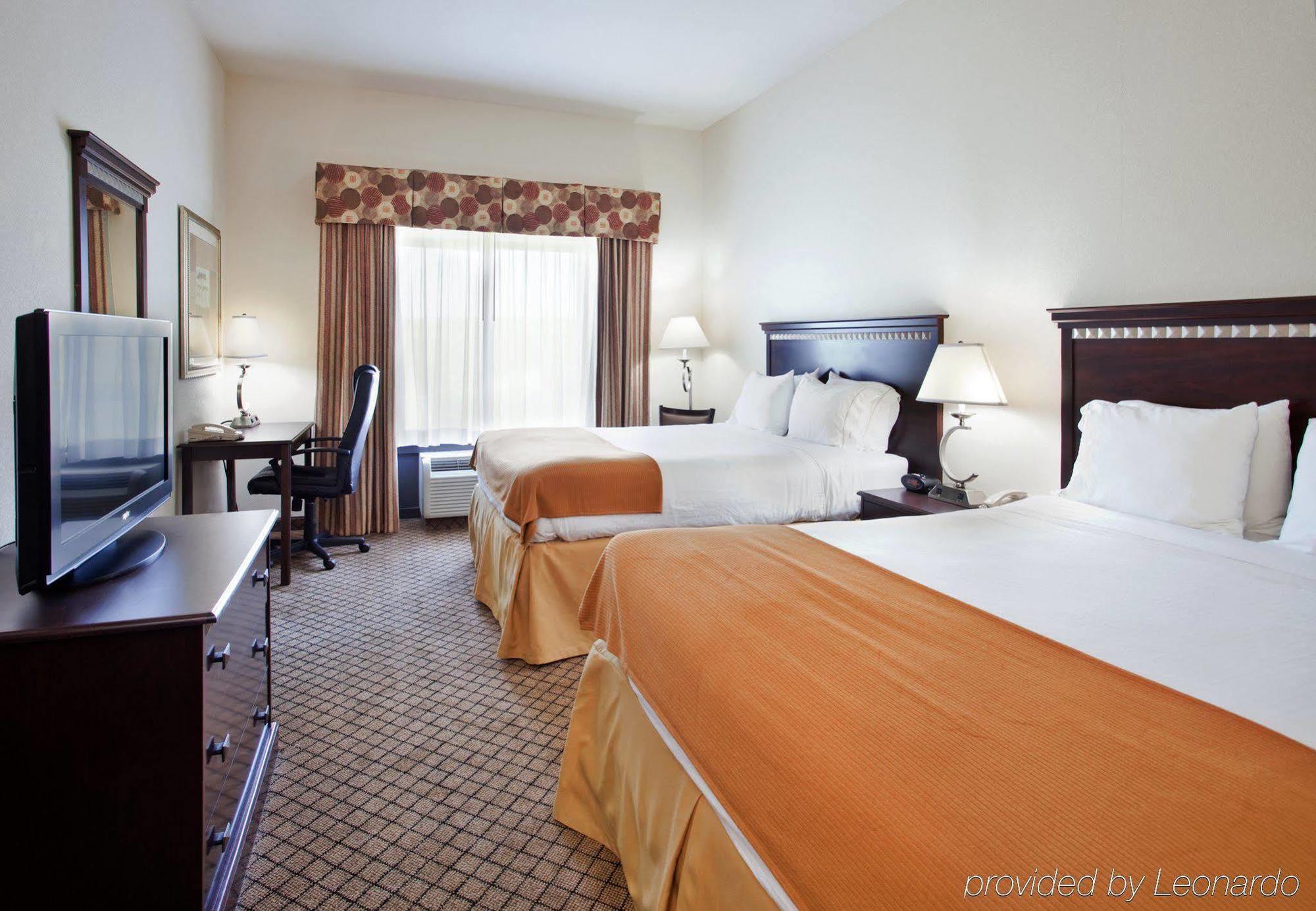 Holiday Inn Express Hotel & Suites Mcpherson By Ihg Extérieur photo
