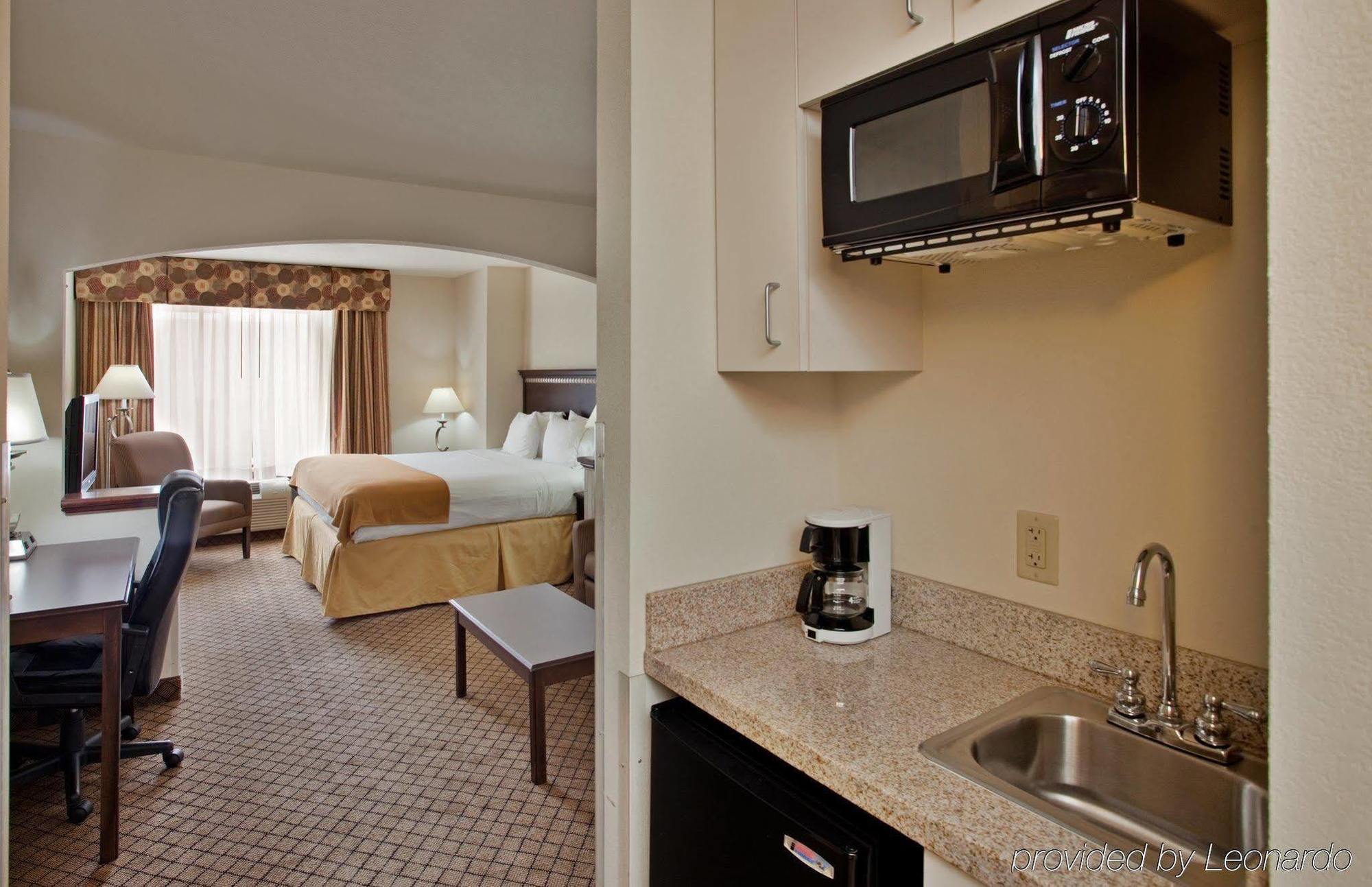 Holiday Inn Express Hotel & Suites Mcpherson By Ihg Chambre photo