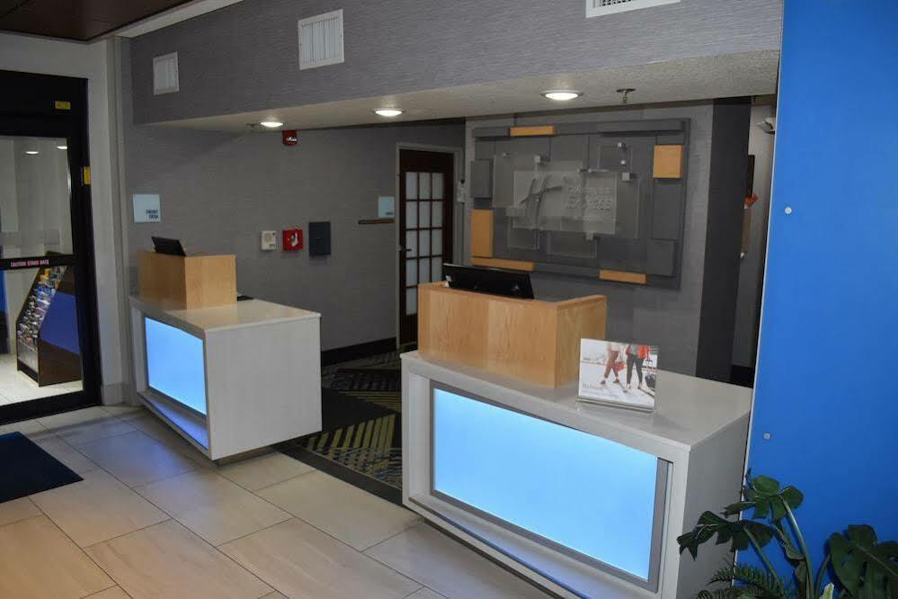 Holiday Inn Express Hotel & Suites Mcpherson By Ihg Extérieur photo