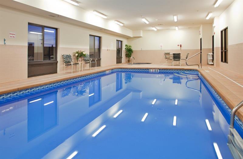 Holiday Inn Express Hotel & Suites Mcpherson By Ihg Extérieur photo