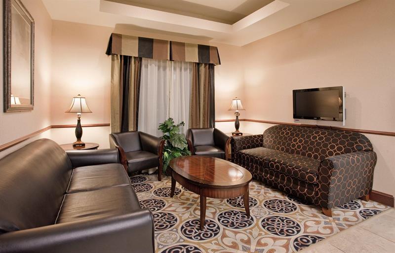 Holiday Inn Express Hotel & Suites Mcpherson By Ihg Extérieur photo