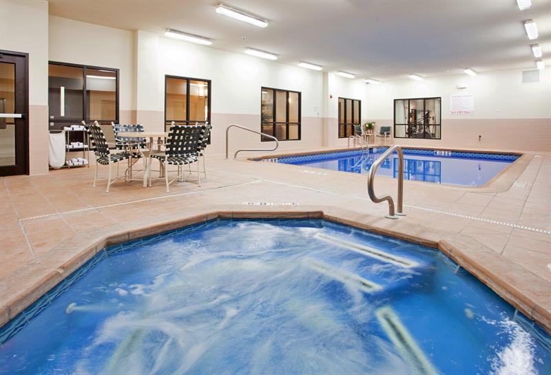 Holiday Inn Express Hotel & Suites Mcpherson By Ihg Extérieur photo